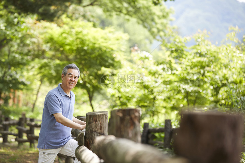 老人在公园散步图片