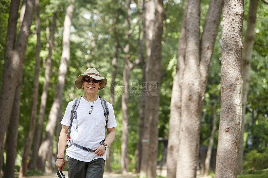 男性户外徒步登山图片