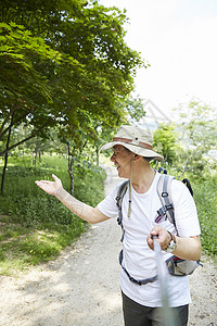 男性户外徒步登山图片