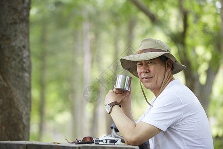 男性户外徒步登山休息喝茶图片