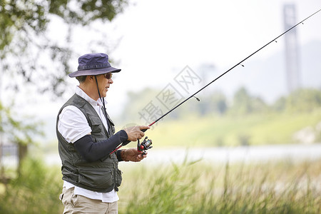 退休老人户外河边钓鱼背景图片