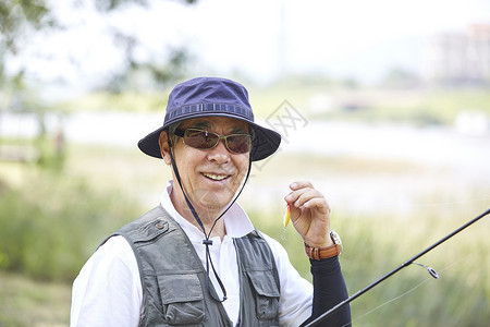 户外河边钓鱼的老人背景图片