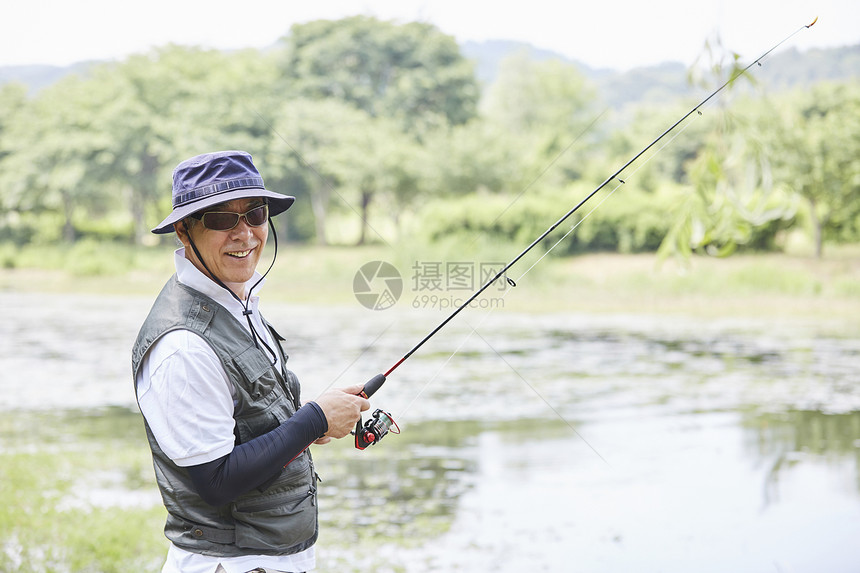 退休老人户外河边钓鱼图片