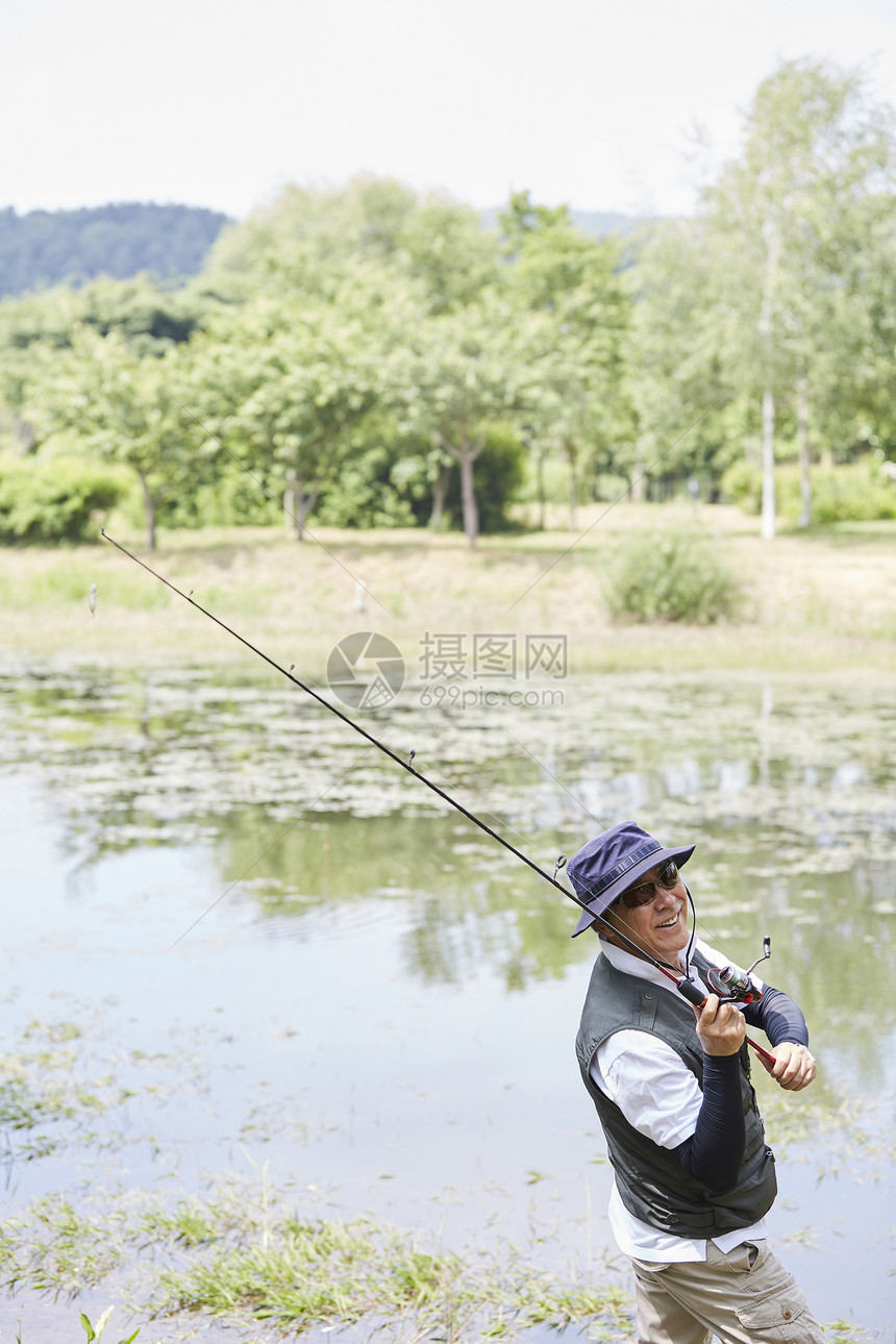 退休老人户外河边钓鱼图片