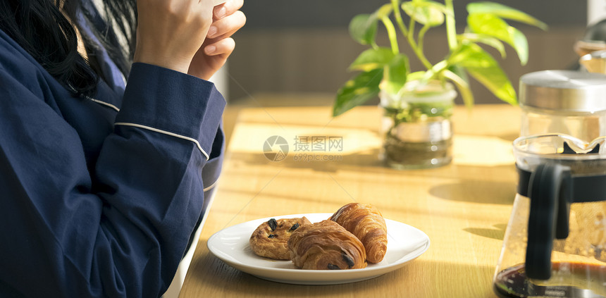 餐桌上的面包图片