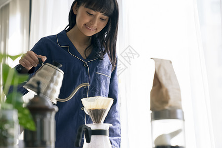 早晨居家泡咖啡的年轻女子图片