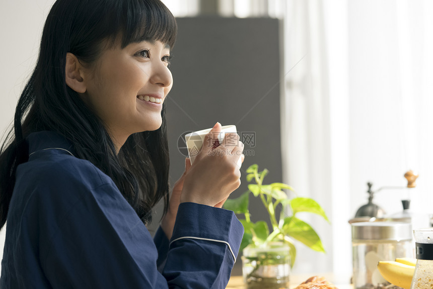 喝下午茶的年轻女子图片