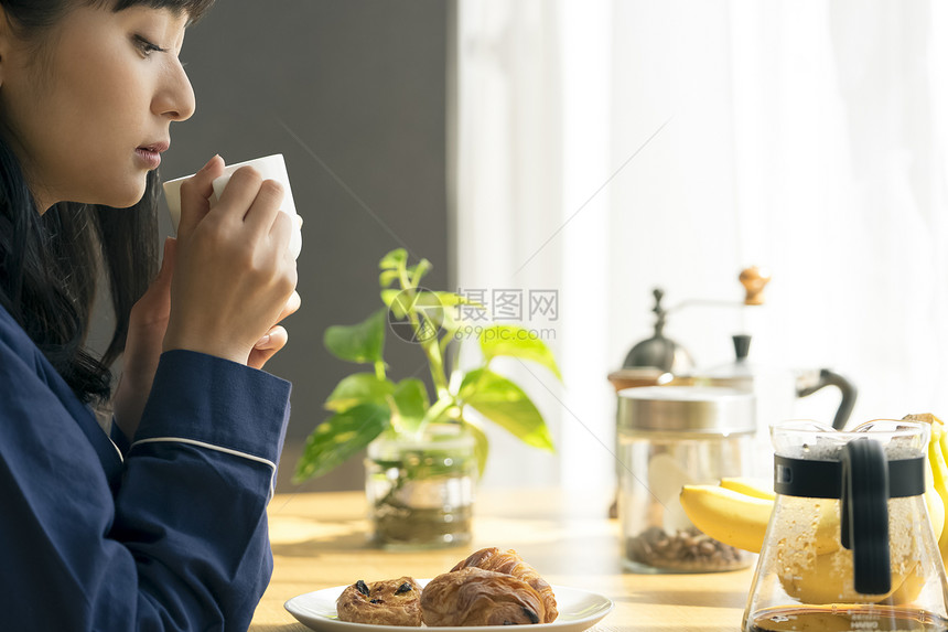 早餐喝咖啡的女青年图片