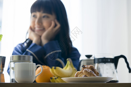 餐桌上的面包咖啡图片