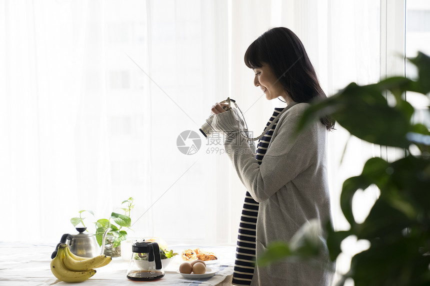 拿着相机拍照微笑的女子图片