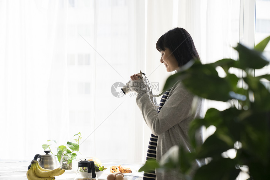 年轻女子拿着相机拍摄图片