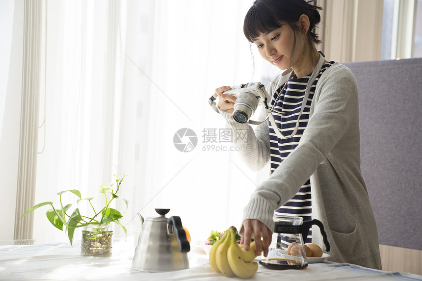 年轻女子拍摄照片图片