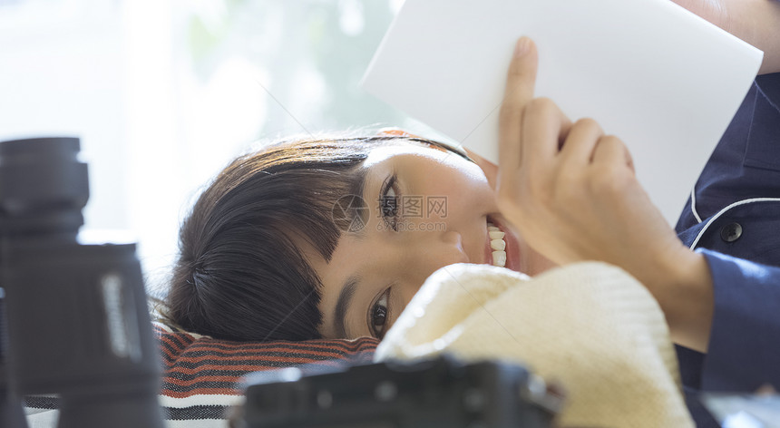 躺在阅读微笑的女青年图片