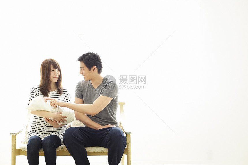 抚养婴儿的夫妻图片