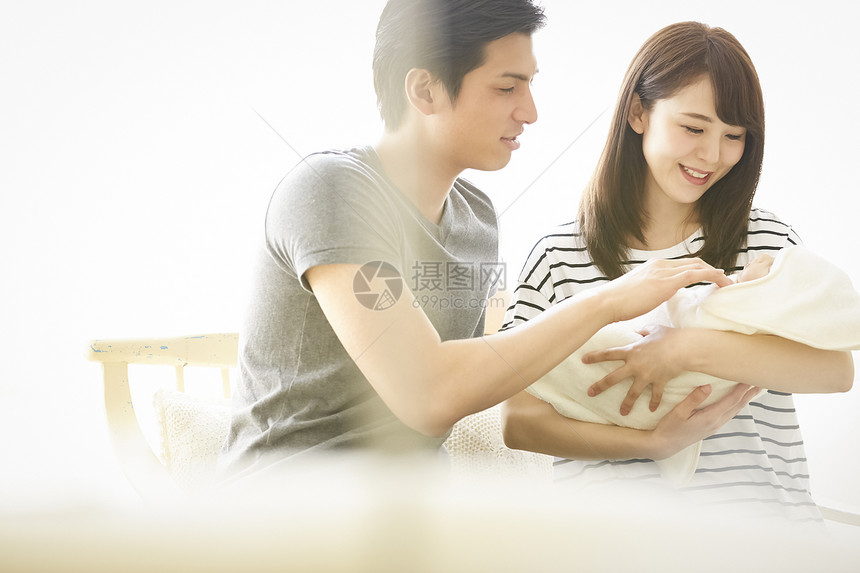 年轻的新婚夫妇图片