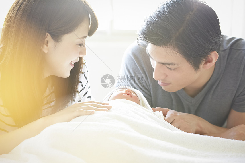 年轻的新婚夫妇图片