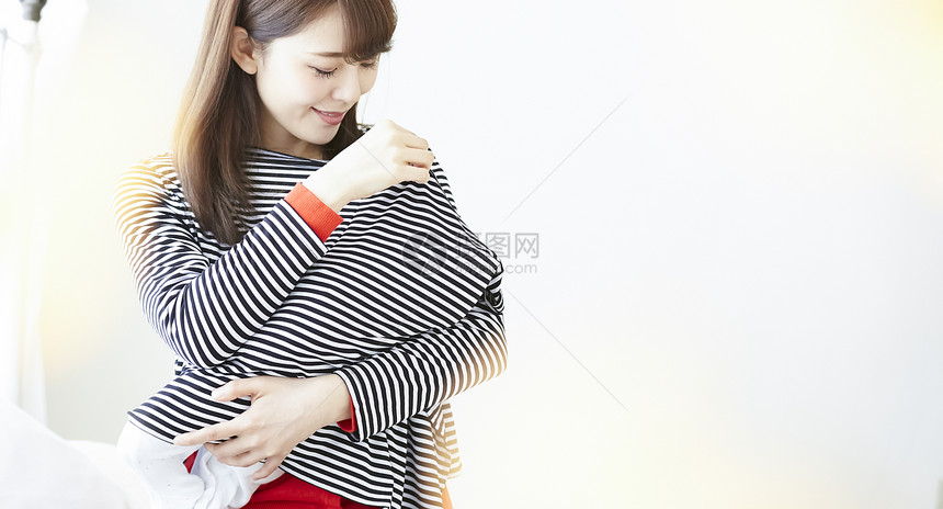 照顾婴儿的母亲图片