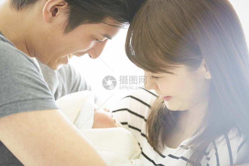 年轻的新婚夫妇图片