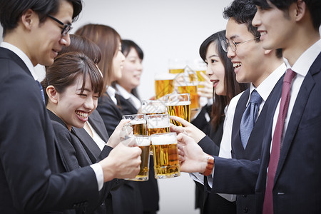 公司团队聚会开心喝啤酒庆祝图片