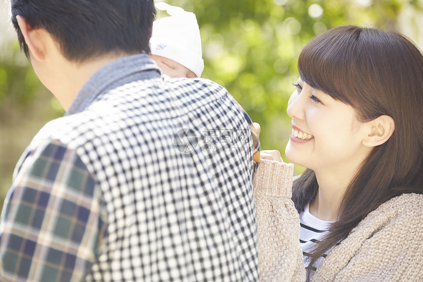 年轻的新婚夫妇图片