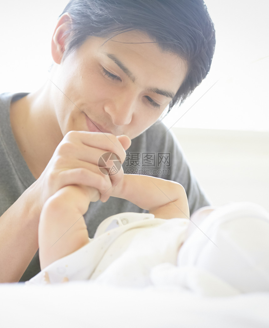 照顾婴儿的父亲图片