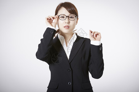 戴眼镜的职场商务女性图片