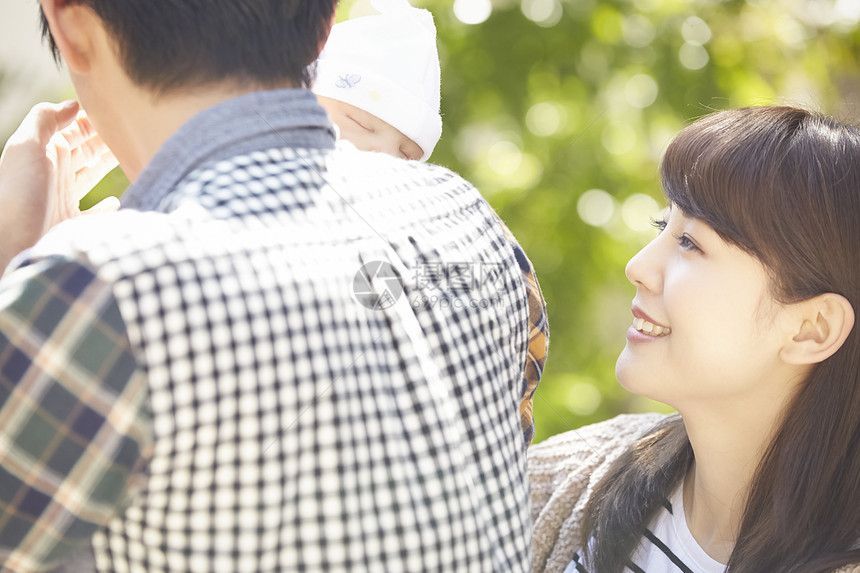 生孩子日本人高兴婴儿抚养孩子图片