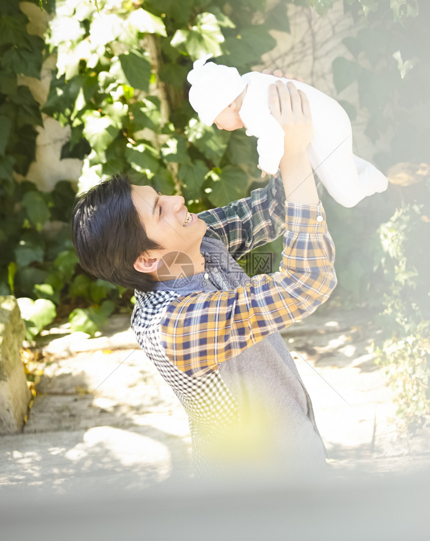 男子抱着婴儿抚养孩子图片