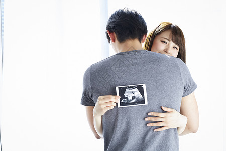 夫妻开心的体检怀孕图片