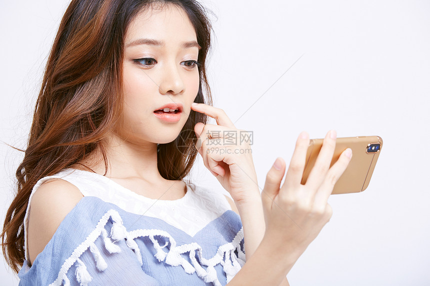 年轻女性看手机图片