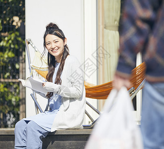 室外女人放松看书图片