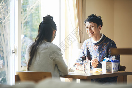 二十几岁可爱放松的夫妻生活早餐图片