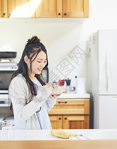 吃早点的居家美女图片