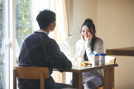 朋友微笑生机勃勃夫妻生活早餐图片