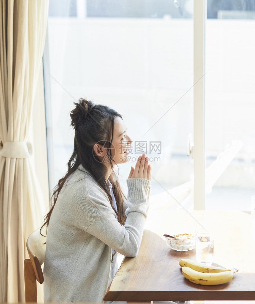 享受早餐的青年女性图片