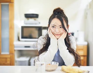 享用早餐的青年女性图片