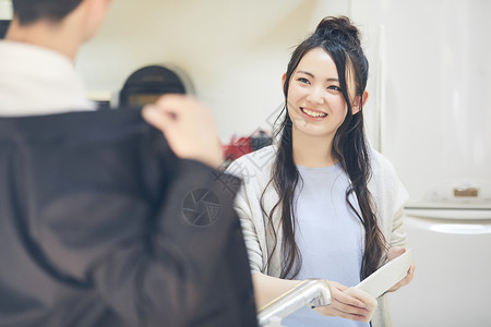 女子在厨房洗碗图片