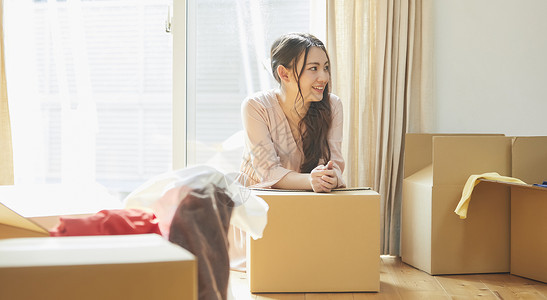 居家女性在家整理东西图片