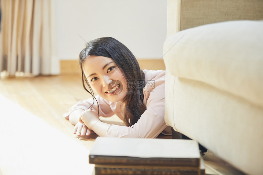 居家女性在家整理东西图片