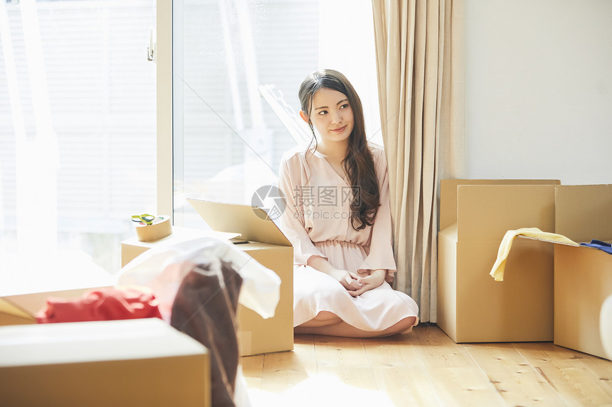 居家女性在家整理东西图片