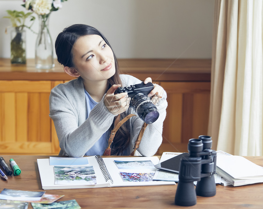 做旅行日志的年轻女性图片