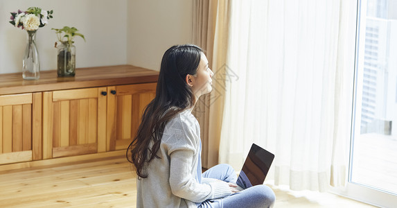 居家女性在家用笔记本电脑办公图片