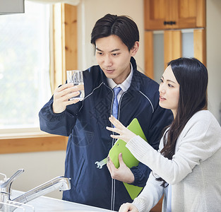 房东在看房屋的厨卫电器图片