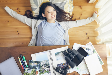 整理旅行照片的青年女性背景图片