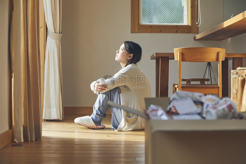 孤独在家的女人图片