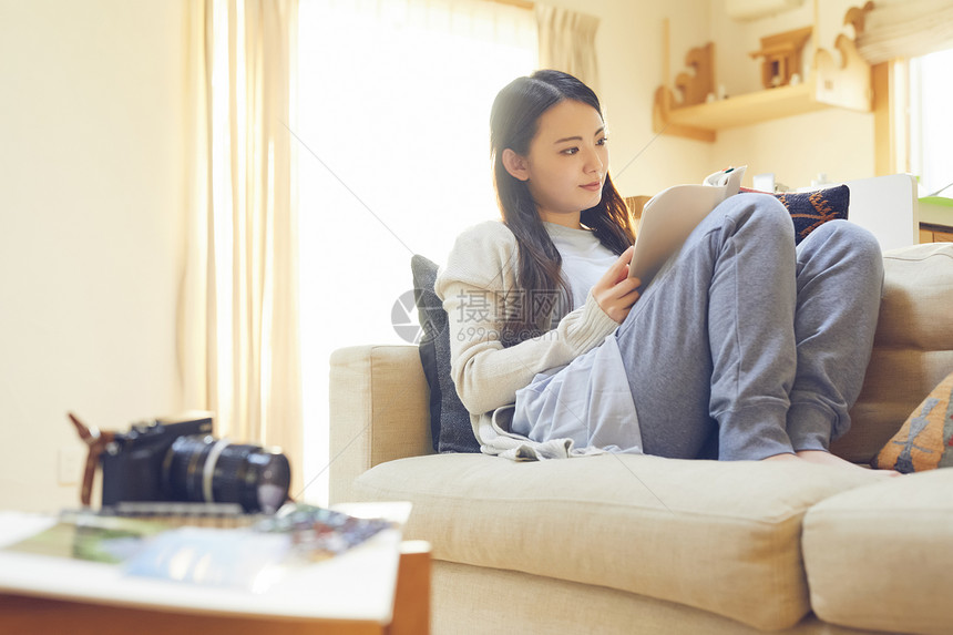 假日摄影机假期女人放松图片