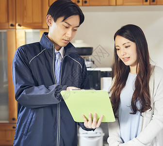 员工女渴望的厨房维修服务图片