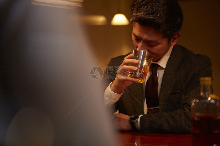 在酒吧喝酒的商人图片