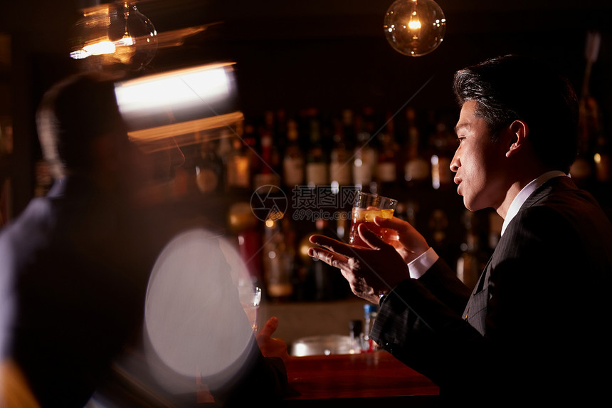 喝酒吧台五十年代喝在酒吧的商人图片