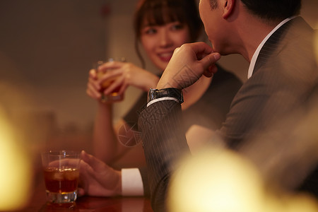 公司职员行政时髦男人和女人在酒吧喝酒图片
